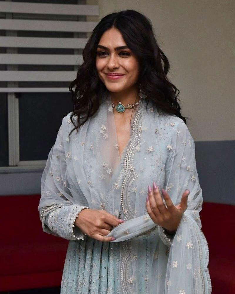 mrunal-thakur-cute-expression